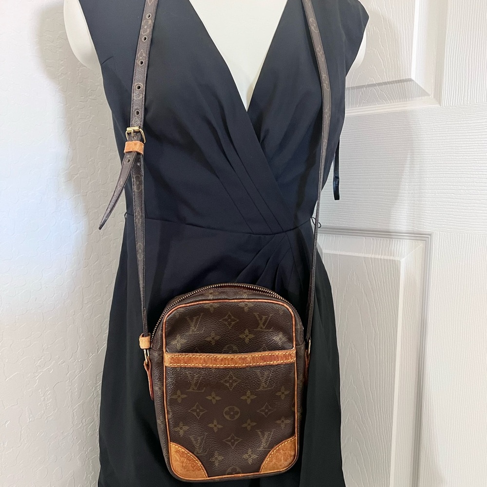 Louis Vuitton Danube Crossbody Shoulder Bag - Picture 7 of 8